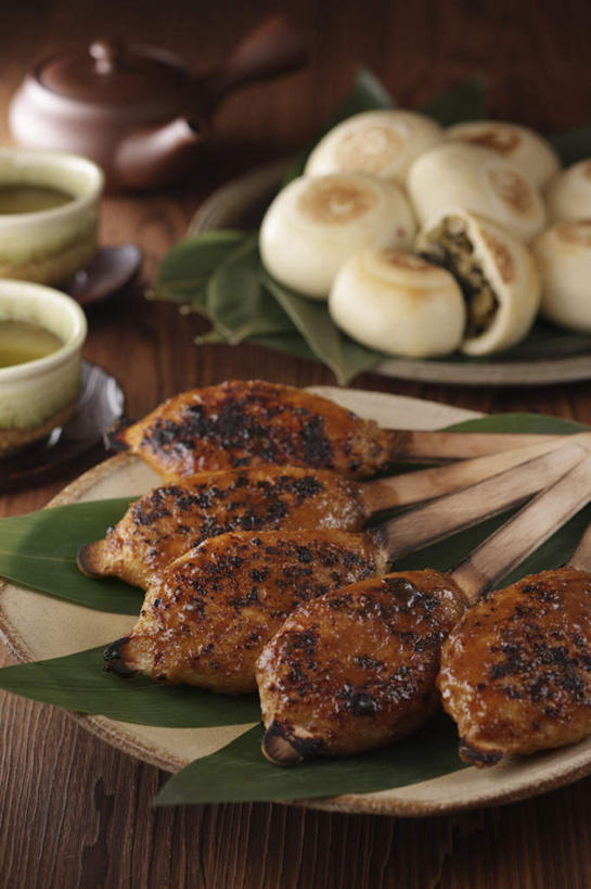 无人,餐厅,竖图,俯视,室内,特写,白天,烹饪,烧烤,餐桌,桌子,杯子,叶子,一堆,许多,堆叠,堆积,棍子,壶,日本料理,料理,食品,年糕,绿叶,烤肉,菜肴,美食,竹签,水壶,食物,糕点,白色,茶壶,水杯,日式料理,日式,嫩叶,佳肴,餐台,堆,箬叶,芦苇叶,叶,叶片,茶杯,彩图,高角度拍摄,餐馆,饭店,饭馆