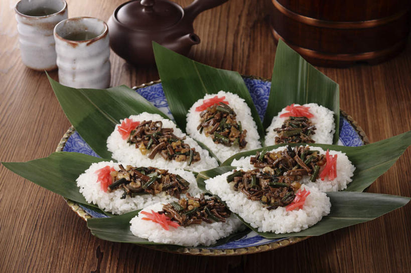 米饭,寿司,无人,餐厅,横图,俯视,室内,特写,白天,烹饪,餐桌,桌子,萝卜,胡萝卜,杯子,餐具,叶子,切碎,碟子,壶,盘,日本料理,料理,食品,绿叶,饭,菜肴,美食,水壶,食物,盘子,茶壶,水杯,碟,日式料理,日式,嫩叶,佳肴,餐台,配菜,醋饭,箬叶,芦苇叶,四喜饭,叶,叶片,茶杯,红萝卜,甘荀,彩图,高角度拍摄,餐馆,饭店,饭馆