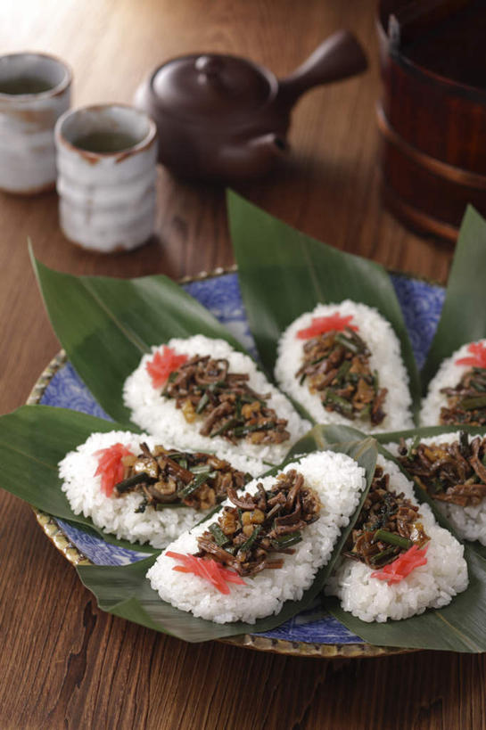 米饭,寿司,无人,餐厅,竖图,俯视,室内,特写,白天,烹饪,餐桌,桌子,萝卜,胡萝卜,杯子,餐具,叶子,切碎,碟子,壶,盘,日本料理,料理,食品,绿叶,饭,菜肴,美食,水壶,食物,盘子,茶壶,水杯,碟,日式料理,日式,嫩叶,佳肴,餐台,配菜,醋饭,箬叶,芦苇叶,四喜饭,叶,叶片,茶杯,红萝卜,甘荀,彩图,高角度拍摄,餐馆,饭店,饭馆