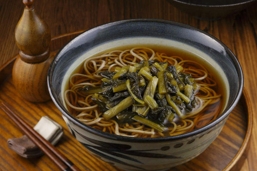 面食,面条,无人,餐厅,横图,俯视,室内,特写,白天,烹饪,餐桌,筷子,桌子,餐具,托盘,一堆,许多,切碎,堆叠,堆积,面,汤,日本料理,料理,食品,筷架,调味品,调味料,筷枕,文化,传统,咸菜,菜肴,美食,食物,腌制,碗,日式料理,日式,佳肴,餐台,堆,礼节,筷子架,礼仪,进餐用具,烹调用具,彩图,高角度拍摄,餐馆,饭店,饭馆