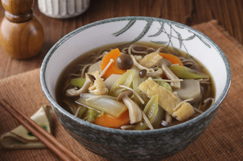 面食,面条,豆腐,无人,餐厅,横图,俯视,室内,特写,白天,烹饪,餐桌,筷子,桌子,萝卜,胡萝卜,蔬菜,餐具,切片,新鲜,菌菇,蘑菇,面,汤,日本料理,料理,食品,筷架,调味品,调味料,菌类,筷枕,文化,传统,菜肴,美食,食物,垫子,日式料理,日式,食用菌,佳肴,有机食品,绿色食品,餐台,礼节,筷子架,礼仪,进餐用具,烹调用具,红萝卜,甘荀,彩图,高角度拍摄,餐馆,饭店,饭馆