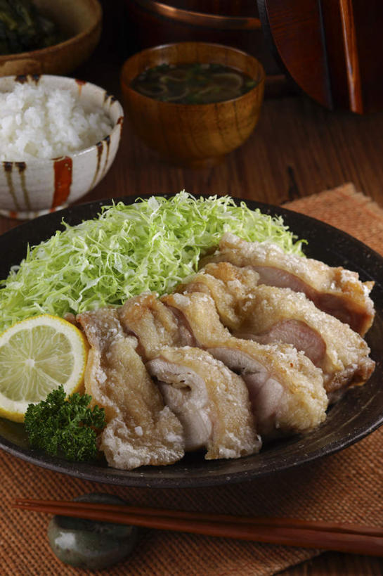 米饭,无人,餐厅,竖图,俯视,室内,特写,白天,烹饪,餐桌,桌子,柠檬,蔬菜,许多,切碎,新鲜,肉,汤,香料,日本料理,料理,食品,饭,调味品,调味料,菜肴,美食,肉类,食物,垫子,碗,日式料理,日式,甘蓝,佳肴,有机食品,绿色食品,餐台,迷迭香,肉食,益母果,柠果,彩图,高角度拍摄,餐馆,饭店,饭馆