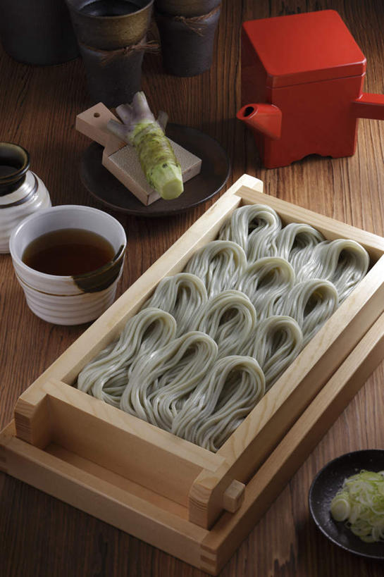 面食,面条,无人,餐厅,竖图,俯视,室内,特写,白天,烹饪,餐桌,桌子,蔬菜,餐具,许多,切碎,新鲜,碟子,盘,面,日本料理,料理,食品,调味品,调味料,菜肴,美食,食物,盘子,容器,碟,日式料理,日式,荞麦面,佳肴,有机食品,绿色食品,餐台,配菜,片木盒荞麦面,彩图,高角度拍摄,餐馆,饭店,饭馆