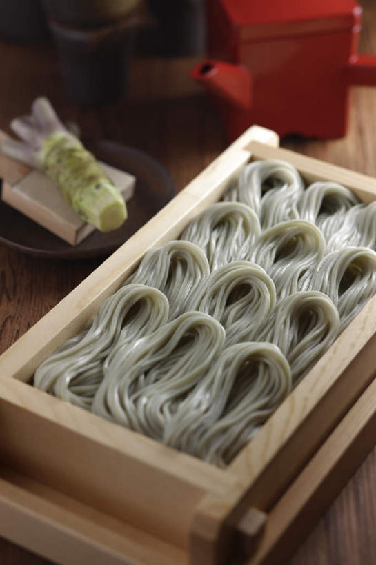 面食,面条,无人,餐厅,竖图,俯视,室内,特写,白天,烹饪,餐桌,桌子,蔬菜,餐具,许多,切碎,新鲜,碟子,盘,面,日本料理,料理,食品,调味品,调味料,菜肴,美食,食物,盘子,容器,碟,日式料理,日式,荞麦面,佳肴,有机食品,绿色食品,餐台,配菜,片木盒荞麦面,彩图,高角度拍摄,餐馆,饭店,饭馆