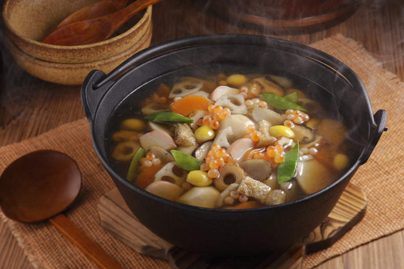 无人,餐厅,横图,俯视,室内,特写,白天,烹饪,餐桌,桌子,扁豆,蔬菜,餐具,新鲜,勺子,菌菇,蘑菇,汤,鱼卵,日本料理,味增汤,料理,食品,菌类,锅,藕,菜肴,美食,食物,垫子,调羹,汤匙,碗,日式料理,日式,食用菌,佳肴,有机食品,绿色食品,餐台,进餐用具,烹调用具,彩图,高角度拍摄,餐馆,饭店,饭馆