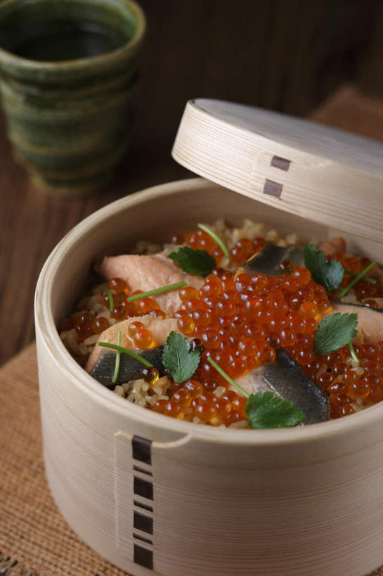 米饭,清酒,无人,餐厅,竖图,俯视,室内,特写,白天,烹饪,餐桌,桌子,香菜,肉,鱼卵,鱼肉,日本料理,料理,食品,饭,调味品,调味料,菜肴,美食,肉类,食物,垫子,日式料理,日式,佳肴,餐台,清酒杯,笼屉,肉食,胡菜,香荽,原荽,园荽,芫荽,彩图,高角度拍摄,餐馆,饭店,饭馆