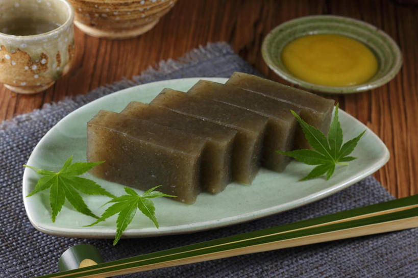 点心,蜂蜜,无人,餐厅,横图,俯视,室内,特写,白天,烹饪,餐桌,筷子,桌子,杯子,餐具,叶子,一排,许多,整齐,装饰,碟子,盘,日本料理,料理,食品,甜点,甜品,绿叶,筷架,筷枕,文化,传统,菜肴,美食,食物,糕点,排列,盘子,碟,日式料理,果冻,甜食,日式,嫩叶,佳肴,餐台,礼节,筷子架,队列,礼仪,叶,叶片,进餐用具,烹调用具,彩图,高角度拍摄,餐馆,饭店,饭馆