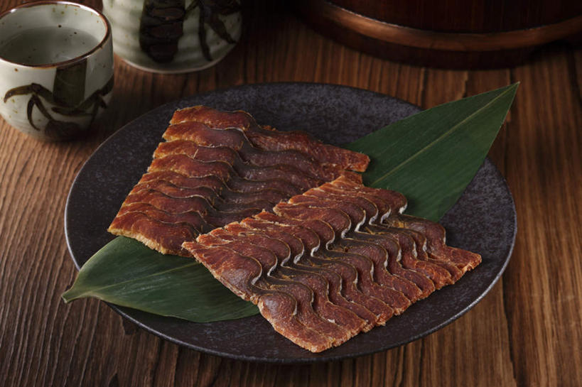 清酒,无人,餐厅,横图,俯视,室内,特写,白天,烹饪,餐桌,桌子,杯子,餐具,一排,许多,整齐,鱼,碟子,盘,鱼干,日本料理,料理,食品,菜肴,美食,酒,食物,排列,盘子,酒杯,绳子,碟,日式料理,日式,佳肴,餐台,清酒杯,捆绑,队列,箬叶,芦苇叶,彩图,高角度拍摄,餐馆,饭店,饭馆