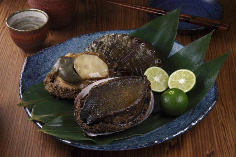 海鲜,清酒,无人,餐厅,横图,俯视,室内,特写,白天,烹饪,餐桌,筷子,桌子,柠檬,杯子,餐具,水果,叶子,切开,碟子,盘,青柠檬,日本料理,料理,食品,绿叶,文化,传统,水产,菜肴,美食,海洋生物,酒,食物,三个,盘子,酒杯,碟,日式料理,切,日式,嫩叶,鲍鱼,佳肴,餐台,清酒杯,礼节,石决明,水生动物,海产品,礼仪,水生物,剖面,海底动物,切面,箬叶,芦苇叶,鳆鱼,镜面鱼,明目鱼,叶,叶片,益母果,柠果,彩图,高角度拍摄,餐馆,饭店,饭馆