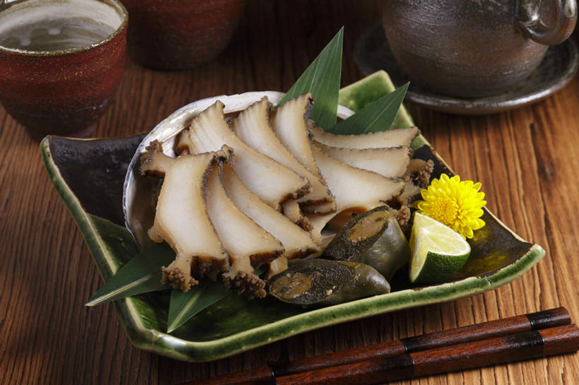 海鲜,清酒,无人,餐厅,横图,俯视,室内,特写,白天,烹饪,餐桌,筷子,桌子,柠檬,杯子,餐具,水果,叶子,一堆,许多,切开,堆叠,堆积,盛开,碟子,盘,青柠檬,日本料理,料理,食品,绿叶,文化,传统,水产,菜肴,美食,海洋生物,酒,花,花瓣,花朵,鲜花,食物,盘子,酒杯,碟,日式料理,花蕊,切,日式,嫩叶,菊花,鲍鱼,佳肴,餐台,清酒杯,堆,礼节,石决明,水生动物,海产品,礼仪,水生物,剖面,海底动物,切面,箬叶,芦苇叶,鳆鱼,镜面鱼,明目鱼,叶,叶片,益母果,柠果,彩图,高角度拍摄,餐馆,饭店,饭馆