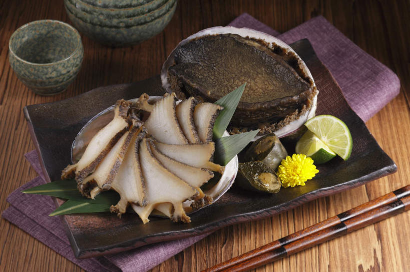 海鲜,清酒,无人,餐厅,横图,俯视,室内,特写,白天,烹饪,餐桌,筷子,桌子,柠檬,杯子,餐具,水果,叶子,一堆,许多,切开,堆叠,堆积,盛开,碟子,盘,青柠檬,日本料理,料理,食品,绿叶,文化,传统,水产,菜肴,美食,海洋生物,酒,花,花瓣,花朵,鲜花,食物,盘子,酒杯,碟,日式料理,花蕊,切,日式,嫩叶,菊花,鲍鱼,佳肴,餐台,清酒杯,堆,礼节,石决明,水生动物,海产品,礼仪,水生物,剖面,海底动物,切面,箬叶,芦苇叶,鳆鱼,镜面鱼,明目鱼,叶,叶片,益母果,柠果,彩图,高角度拍摄,餐馆,饭店,饭馆