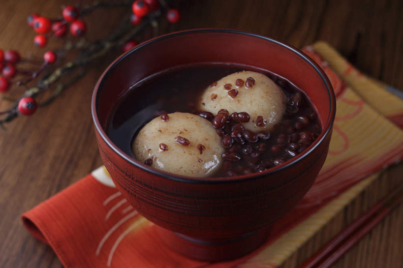 无人,餐厅,横图,俯视,室内,特写,白天,烹饪,餐桌,桌子,餐具,许多,汤,日本料理,料理,食品,年糕,果实,枝条,菜肴,美食,食物,红色,白色,餐巾,碗,日式料理,日式,佳肴,餐台,赤豆,进餐用具,烹调用具,彩图,高角度拍摄,餐馆,饭店,饭馆