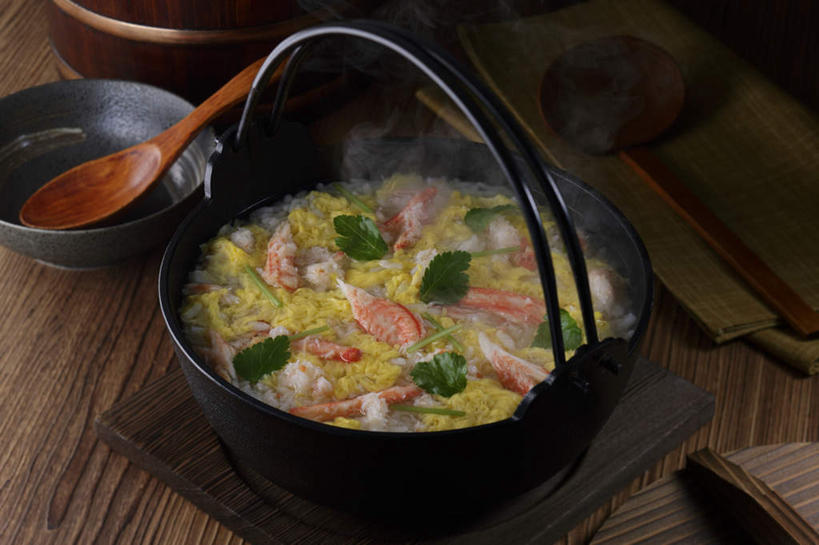 蟹,无人,餐厅,横图,俯视,室内,特写,白天,烹饪,雾,餐桌,桌子,蔬菜,餐具,新鲜,蒸汽,螃蟹,勺子,香菜,蛋,鸡蛋,汤,日本料理,料理,食品,蟹肉,汤锅,锅,菜肴,美食,食物,餐巾,调羹,汤匙,碗,日式料理,日式,佳肴,有机食品,绿色食品,餐台,胡菜,香荽,原荽,园荽,芫荽,进餐用具,烹调用具,彩图,高角度拍摄,餐馆,饭店,饭馆