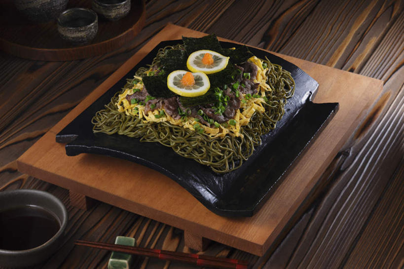 海鲜,面食,面条,清酒,无人,餐厅,横图,俯视,室内,特写,白天,烹饪,餐桌,筷子,桌子,柠檬,蔬菜,杯子,餐具,水果,托盘,切开,新鲜,碟子,盘,青柠檬,蛋皮,面,肉,鱼卵,日本料理,料理,食品,筷架,紫菜,调味品,鱼籽,调味料,筷枕,文化,传统,水产,菜肴,美食,肉类,酒,食物,盘子,酒杯,碟,日式料理,切,日式,荞麦面,佳肴,有机食品,绿色食品,餐台,清酒杯,礼节,筷子架,海产品,礼仪,剖面,肉食,切面,进餐用具,烹调用具,益母果,柠果,彩图,高角度拍摄,餐馆,饭店,饭馆