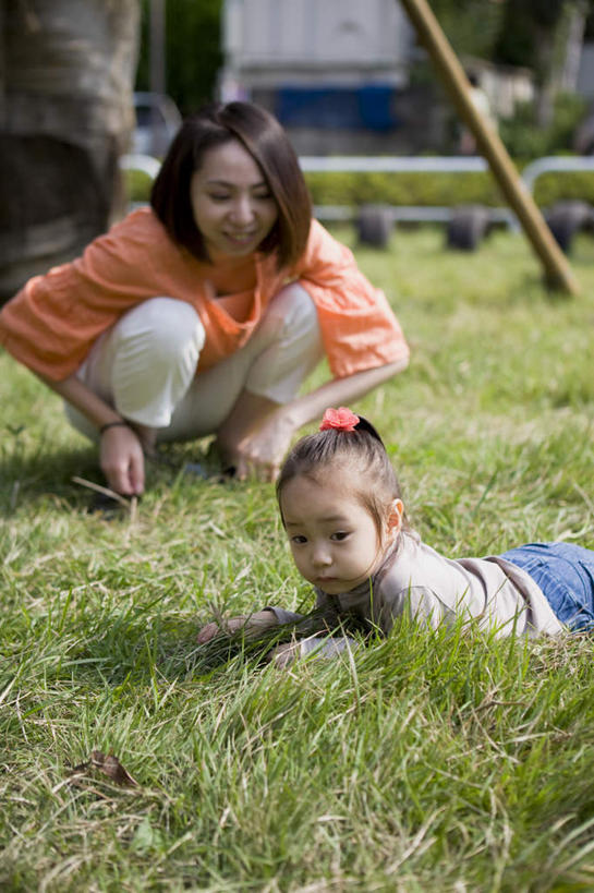东方人,儿童,两个人,家庭,母亲,女儿,公园,蹲,竖图,室外,白天,正面,游戏,纯洁,植物,亚洲,阴影,光线,影子,玩,休闲装,黄种人,娱乐,树,树木,小孩,绿色,阳光,自然,趴着,休闲,温暖,温馨,母女,一家人,休闲服,可爱,母爱,童年,童趣,生长,成长,和睦,童真,烂漫,无邪,天真,年轻女性,女孩,女人,女性,亚洲人,孩子,蹲着,趴,玩耍,嬉戏,半身,彩图,融洽,女生