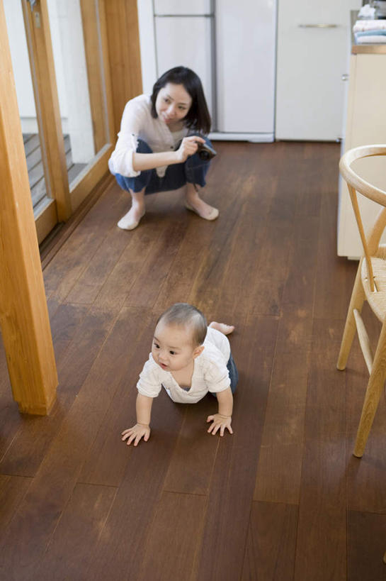 东方人,婴儿,儿童,两个人,家庭,母亲,儿子,客厅,蹲,竖图,俯视,室内,白天,纯洁,窗户,地板,落地窗,亚洲,地面,注视,黄种人,木地板,玻璃窗,小孩,看,趴着,温暖,温馨,母子,一家人,爬,可爱,母爱,活泼,和睦,起居室,宝宝,纯真,烂漫,无邪,伶俐,天真,年轻女性,女人,女性,亚洲人,孩子,蹲着,趴,彩图,高角度拍摄,全身,融洽
