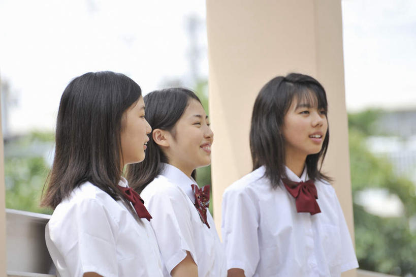 东方人,三个人,学生,站,笑,说,微笑,露齿笑,横图,室内,白天,正面,制服,植物,亚洲,并排,柱子,墙,远望,黄种人,墙壁,树,树木,绿色,自然,靠,靠着,站着,校服,生长,成长,交流,年轻女性,女人,女性,亚洲人,沟通,讲话,交谈,说话,谈话,站立,半身,彩图