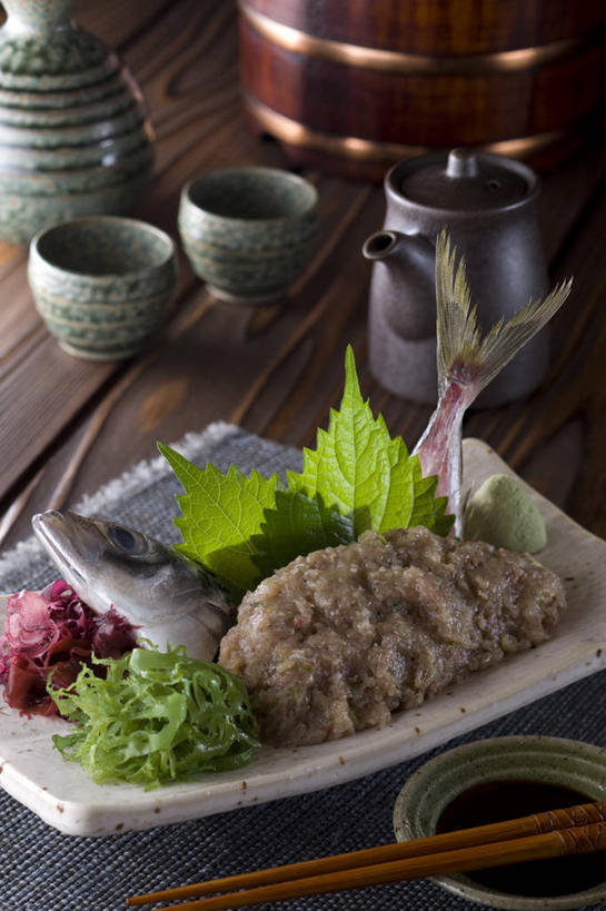 海鲜,清酒,无人,竖图,俯视,室内,特写,白天,烹饪,植物,餐桌,筷子,桌子,餐具,叶子,一双,阴影,反射,粘稠,鱼,碟子,盘,纹理,影子,陶瓷,调料,肉,鱼肉,日本料理,料理,食品,绿叶,陶瓷制品,酒类,调味品,调味料,文化,传统,酱油,水产,菜肴,美食,肉类,鱼类,海洋生物,酒,酒瓶,食物,饮料,绿色,盘子,酒杯,瓶子,碟,日式料理,日式,嫩叶,佳肴,餐台,礼节,水生动物,海产品,礼仪,水生物,肉食,黏稠,海底动物,肌理,浓厚,豉油,叶,叶片,叶脉,进餐用具,彩图,高角度拍摄,鱼浆,清酒瓶