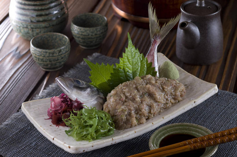 海鲜,清酒,无人,横图,俯视,室内,特写,白天,烹饪,植物,餐桌,筷子,桌子,餐具,叶子,一双,阴影,反射,粘稠,鱼,碟子,盘,纹理,影子,陶瓷,调料,肉,鱼肉,日本料理,料理,食品,绿叶,陶瓷制品,酒类,调味品,调味料,文化,传统,酱油,水产,菜肴,美食,肉类,鱼类,海洋生物,酒,酒瓶,食物,饮料,绿色,盘子,酒杯,瓶子,碟,日式料理,日式,嫩叶,佳肴,餐台,礼节,水生动物,海产品,礼仪,水生物,肉食,黏稠,海底动物,肌理,浓厚,豉油,叶,叶片,叶脉,进餐用具,彩图,高角度拍摄,鱼浆,清酒瓶