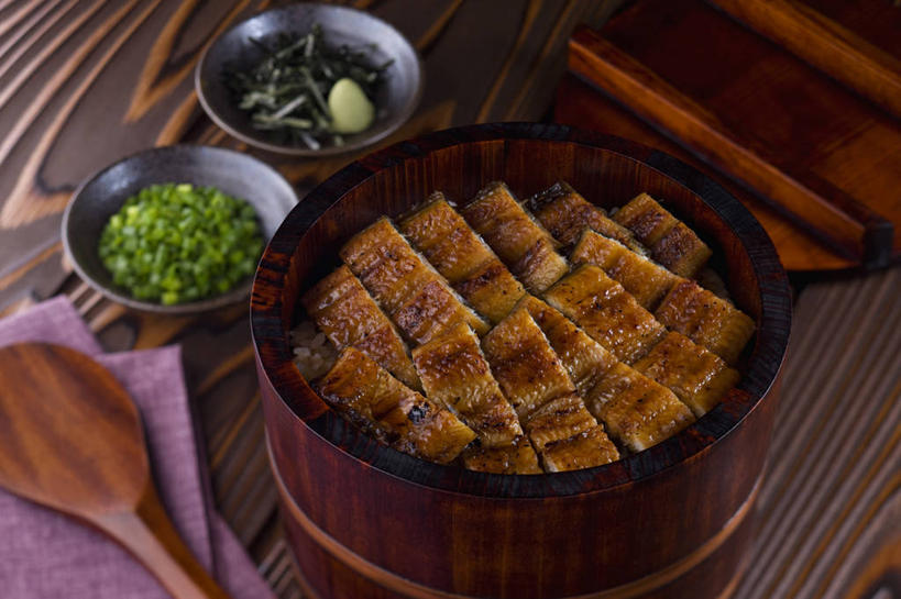 米饭,鳗鱼,无人,横图,俯视,室内,特写,白天,烹饪,桌面,桌子,鳗鲡,阴影,反射,木制,影子,勺子,陶瓷,肉,鱼肉,日本料理,料理,食品,陶瓷制品,饭,菜肴,美食,肉类,食物,紫色,餐巾,木制品,容器,调羹,汤匙,碗,日式料理,四个,日式,鳗鱼饭,佳肴,储藏,五谷,储存,肉食,河鳗,白鳗,青鳝,风馒,保洁方巾,口布,白鳝,彩图,高角度拍摄,贮存