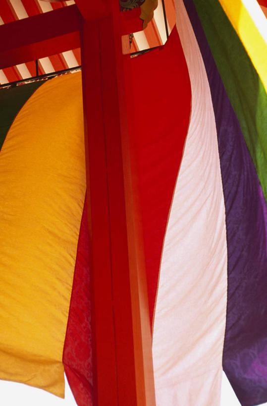 无人,寺庙,竖图,室外,白天,仰视,旅游,度假,名胜古迹,窗帘,标志建筑,地标,建筑,京都,日本,亚洲,节日,遗迹,装饰,古迹,文化,文物,娱乐,建设,古建筑,黄色,红色,绿色,紫色,帘子,庙宇,祈祷,享受,休闲,健康,遮阳,旅游胜地,放松,许愿,宗教,佛教,信仰,京都府,纪念,华丽,修饰,祈求,点缀,古文明,东亚,本州,本州岛,日本国,近畿地方,近畿,衬托,美观,雅致,雅观,释教,平安,彩图,低角度拍摄,庙,寺