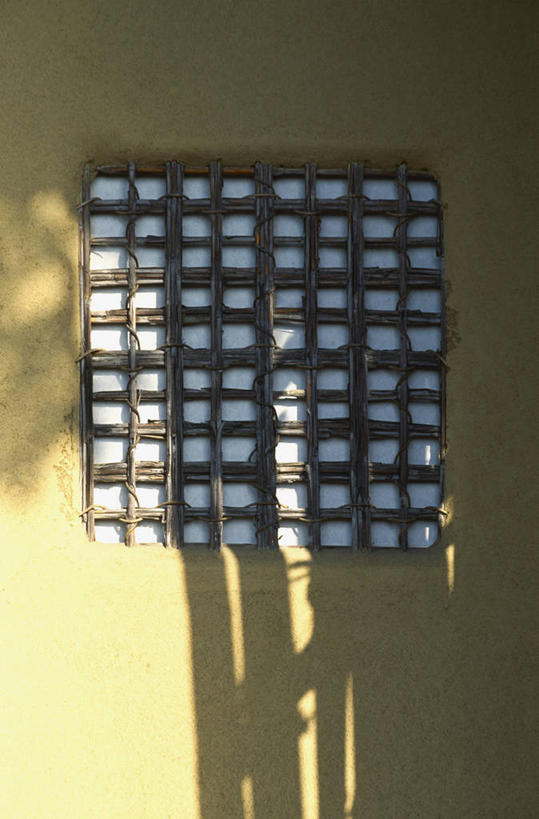 无人,竖图,室外,白天,正面,窗户,京都,日本,亚洲,阴影,光线,影子,墙,玻璃窗,墙壁,墙面,阳光,京都府,东亚,本州,本州岛,日本国,近畿地方,近畿,彩图