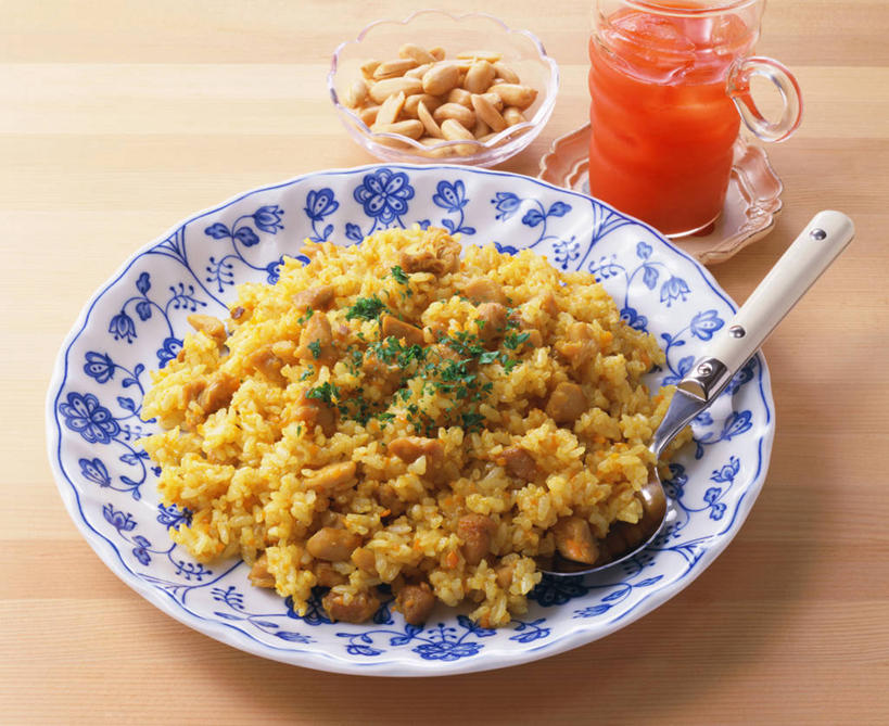 米饭,咖哩,无人,横图,俯视,室内,特写,白天,烹饪,餐桌,桌子,西红柿,杯子,餐具,阴影,反射,木制,碟子,盘,影子,勺子,炒饭,调料,料理,食品,饮品,饭,调味品,调味料,蔬菜汁,咖喱,菜肴,美食,玻璃制品,食物,饮料,盘子,木制品,水杯,调羹,碟,汤匙,番茄汁,咖喱炒饭,佳肴,餐台,五谷,可口,印度菜,印度料理,适口,玻璃杯,洋柿子,柑仔蜜,番茄,臭柿,彩图,高角度拍摄,六月柿,喜报三元