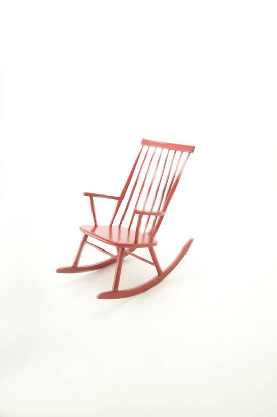 无人,竖图,室内,特写,白天,白色背景,正面,静物,椅子,一把,阴影,反射,木制,影子,摇椅,红色,木制品,摄影,影棚,彩图,影棚拍摄,拍摄