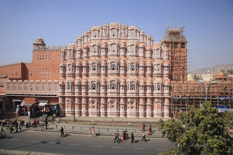 站,走,横图,室外,白天,正面,旅游,度假,名胜古迹,植物,楼梯,标志建筑,地标,建筑,印度,亚洲,行人,游客,游人,阴影,服装,遗迹,光线,影子,阶梯,许多人,注视,休闲装,古迹,文物,娱乐,建设,古建筑,路人,旅客,台阶,树,树木,衣服,蓝色,绿色,蓝天,天空,阳光,自然,天,观察,看,站着,一群人,享受,休闲,休闲服,旅游胜地,放松,服饰,生长,晴朗,成长,观看,察看,关注,南亚,古文明,万里无云,首府,拉贾斯坦邦,拉贾斯坦,印度共和国,风宫,红粉之城,斋普尔,过客,风之宫殿,男人,男性,年轻男性,年轻女性,女人,女性,亚洲人,印度人,晴空,晴空万里,步行,散步,站立,走路,半身,彩图