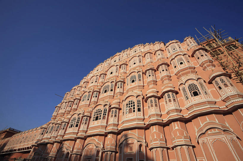 无人,宫殿,横图,室外,白天,仰视,旅游,度假,名胜古迹,窗户,标志建筑,地标,建筑,印度,亚洲,一排,许多,阴影,遗迹,整齐,并列,并排,光线,影子,墙,古迹,文物,娱乐,建设,古建筑,玻璃窗,墙壁,墙面,排列,蓝色,蓝天,天空,阳光,天,享受,休闲,旅游胜地,放松,晴朗,队列,南亚,平行,古文明,万里无云,首府,拉贾斯坦邦,拉贾斯坦,印度共和国,风宫,红粉之城,斋普尔,风之宫殿,晴空,晴空万里,彩图,低角度拍摄