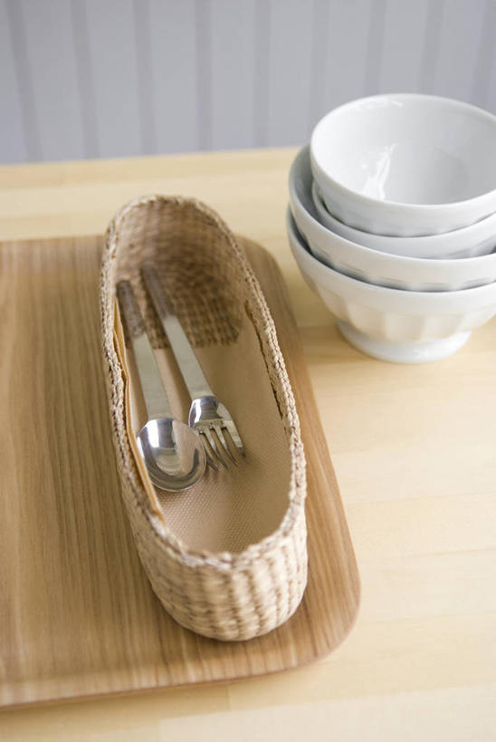 无人,交叉,竖图,俯视,室内,特写,白天,桌面,桌子,竹子,静物,餐具,一排,阴影,竹制,整齐,编织,反射,木制,叉子,刀叉,刀子,篮子,影子,陶瓷,案板,陶瓷制品,砧板,排列,三个,木制品,容器,竹篮,碗,储藏,竹条,堆,交织,竹制品,储存,队列,餐刀,餐叉,穿插,进餐用具,彩图,高角度拍摄,贮存