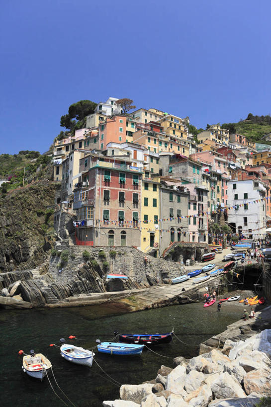 无人,家,码头,竖图,室外,白天,仰视,度假,海浪,海洋,美景,山,山脉,树林,植物,城市风光,城市,港口,船,意大利,欧洲,阴影,光线,影子,房屋,屋子,景观,浪花,山峰,公寓,木船,山峦,娱乐,洋房,楼房,住宅,树,树木,蓝色,绿色,蓝天,天空,阳光,自然,海水,交通工具,群山,天,享受,休闲,景色,放松,生长,晴朗,成长,舟,南欧,载具,海景,万里无云,意大利共和国,拉斯佩齐亚,利古里亚,利古里亚大区,大海,风浪,海,海水的波动,近岸浪,涌浪,晴空,晴空万里,彩图,低角度拍摄,房子,摆渡口,埠头,渡口,渡头,港湾,海港,货运码头,口岸,商港,里奥马焦雷