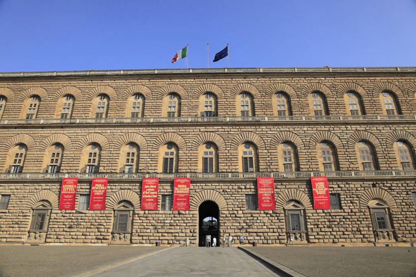 无人,宫殿,横图,室外,白天,仰视,旅游,度假,名胜古迹,标志建筑,地标,建筑,旗帜,意大利,佛罗伦萨,欧洲,一排,吊挂,悬挂,阴影,遗迹,整齐,光线,影子,拱门,挂,古迹,文物,娱乐,旗子,建设,古建筑,排列,红色,蓝色,蓝天,天空,阳光,天,享受,休闲,旅游胜地,放松,晴朗,队列,南欧,古文明,万里无云,意大利共和国,皮蒂宫,旌旗,旗号,百花之城,翡冷翠,晴空,晴空万里,彩图,低角度拍摄