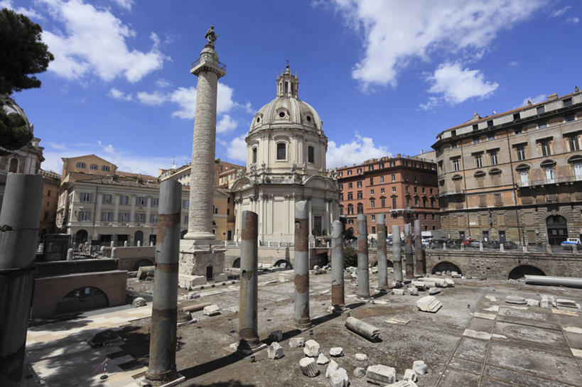 无人,家,横图,室外,白天,仰视,旅游,度假,名胜古迹,标志建筑,地标,建筑,意大利,欧洲,罗马,一排,阴影,遗迹,整齐,光线,影子,柱子,房屋,屋子,云,云朵,建筑群,首都,云彩,古迹,文物,娱乐,建设,古建筑,楼房,住宅,排列,蓝色,白云,蓝天,天空,阳光,天,享受,休闲,旅游胜地,放松,晴朗,队列,南欧,古文明,意大利共和国,威尼斯广场,图拉真广场,图拉真纪功柱,图拉真柱,晴空,彩图,低角度拍摄,房子