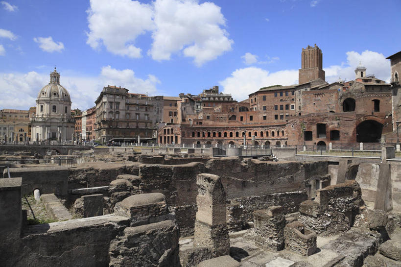 无人,横图,室外,白天,正面,旅游,度假,名胜古迹,标志建筑,地标,建筑,意大利,欧洲,罗马,阴影,遗迹,光线,影子,云,云朵,建筑群,首都,云彩,古迹,文物,娱乐,建设,古建筑,废墟,蓝色,白云,蓝天,天空,阳光,天,享受,休闲,旅游胜地,放松,晴朗,南欧,古文明,意大利共和国,威尼斯广场,图拉真广场,晴空,彩图