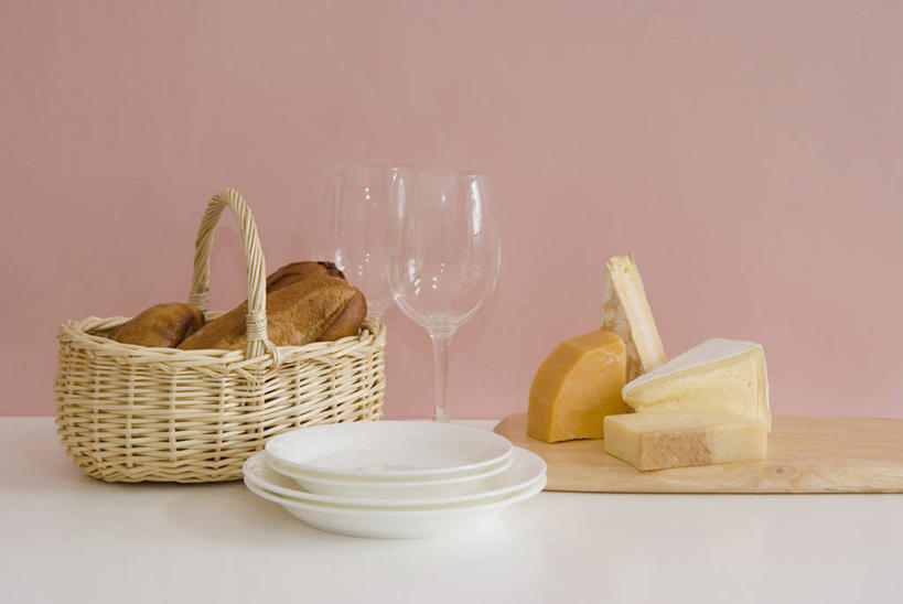 点心,面包,奶酪,无人,交叉,横图,室内,特写,白天,正面,桌面,桌子,竹子,杯子,餐具,阴影,粉色背景,竹制,编织,反射,木制,碟子,高脚杯,篮子,盘,影子,干酪,起司,食品,面点,案板,红酒杯,芝士,营养,玻璃制品,砧板,食物,糕点,盘子,酒杯,木制品,竹篮,碟,乳酪,摄影,影棚,竹条,交织,乳制品,竹制品,葡萄酒杯,发酵,穿插,玻璃杯,彩图,影棚拍摄,拍摄