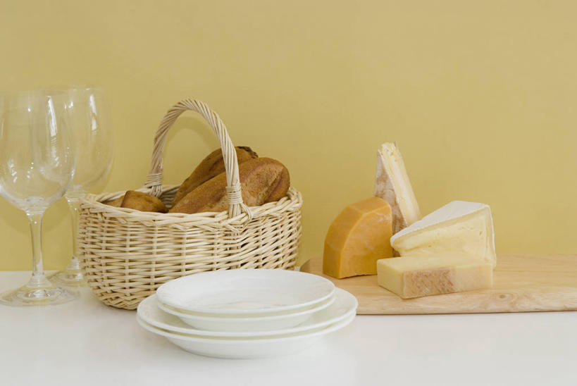 点心,面包,奶酪,无人,交叉,横图,室内,特写,白天,正面,桌面,桌子,竹子,杯子,餐具,阴影,黄色背景,竹制,编织,反射,木制,碟子,高脚杯,篮子,盘,影子,干酪,起司,食品,面点,案板,红酒杯,芝士,营养,玻璃制品,砧板,食物,糕点,盘子,酒杯,木制品,竹篮,碟,乳酪,摄影,影棚,竹条,交织,乳制品,竹制品,葡萄酒杯,发酵,穿插,玻璃杯,彩图,影棚拍摄,拍摄