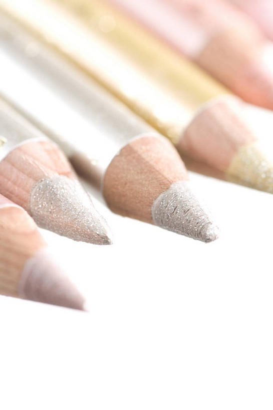 无人,竖图,俯视,室内,特写,白天,白色背景,化妆,美容,时尚,静物,一排,许多,阴影,整齐,反射,影子,很多,排列,彩妆,眼线笔,摄影,影棚,美容工具,队列,化妆工具,彩图,高角度拍摄,影棚拍摄,拍摄