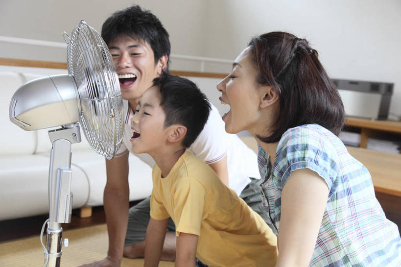 东方人,儿童,中年人,三个人,家庭,夫妻,母亲,父亲,儿子,客厅,坐,闭眼,笑,大笑,横图,室内,白天,侧面,爱情,兴奋,纯洁,地板,沙发,亚洲,服装,电器,墙,风扇,地面,夏季,浪漫,清凉,休闲装,黄种人,凉爽,木地板,墙壁,墙面,小孩,衣服,黄色,夏天,张嘴,休闲,温暖,温馨,父子,母子,三口之家,一家人,休闲服,恩爱,父爱,可爱,母爱,童年,童趣,恋人,服饰,电风扇,电扇,和睦,起居室,家电,家用电器,张大嘴巴,布艺沙发,童真,烂漫,无邪,哈哈大笑,客堂,天真,男孩,男人,男性,女人,女性,中年男性,中年女性,亚洲人,孩子,夫妇,情侣,张开嘴,闭眼睛,闭着眼,闭着眼睛,坐着,半身,彩图,高兴,狂笑,伴侣,融洽,小家电,男生