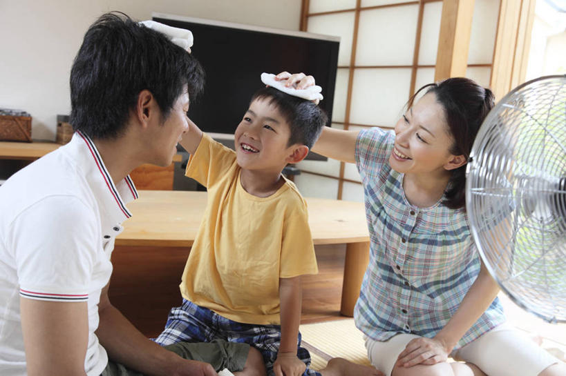 东方人,儿童,中年人,三个人,家庭,夫妻,母亲,父亲,儿子,客厅,坐,笑,微笑,露齿笑,横图,室内,白天,正面,爱情,纯洁,门,电视,亚洲,擦,抚摸,拉门,握,服装,电器,纺织物,墙,风扇,夏季,浪漫,清凉,拿,拿着,注视,休闲装,黄种人,凉爽,移门,墙壁,墙面,小孩,衣服,毛巾,夏天,观察,看,清洁,休闲,温暖,温馨,父子,母子,三口之家,一家人,休闲服,恩爱,父爱,可爱,母爱,童年,童趣,擦拭,握着,恋人,服饰,电风扇,观看,保暖,电扇,和睦,察看,起居室,家电,家用电器,关注,彩电,童真,透气,烂漫,无邪,防水,障子,纸门,彩色电视机,显像管屏,显像管屏幕,客堂,储水,耐磨,吸水,揩擦,拭,天真,男孩,男人,男性,女人,女性,中年男性,中年女性,亚洲人,孩子,夫妇,情侣,电视机,坐着,半身,彩图,伴侣,融洽,小家电,男生,轻抚