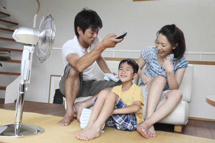 东方人,儿童,中年人,三个人,家庭,夫妻,母亲,父亲,儿子,客厅,栏杆,坐,笑,微笑,露齿笑,横图,室内,白天,仰视,爱情,纯洁,地板,楼梯,沙发,亚洲,撑,握,服装,电器,扶手,阶梯,墙,风扇,地面,夏季,浪漫,清凉,拿,拿着,托腮,注视,休闲装,黄种人,光脚,凉爽,护栏,木地板,墙壁,墙面,台阶,小孩,衣服,遥控器,夏天,观察,看,托,休闲,温暖,温馨,父子,母子,三口之家,一家人,赤脚,休闲服,恩爱,父爱,可爱,母爱,童年,童趣,握着,恋人,服饰,电风扇,观看,电扇,和睦,察看,起居室,家电,家用电器,关注,托下巴,布艺沙发,童真,烂漫,无邪,客堂,天真,男孩,男人,男性,女人,女性,中年男性,中年女性,亚洲人,孩子,夫妇,情侣,坐着,彩图,低角度拍摄,全身,伴侣,融洽,小家电,男生