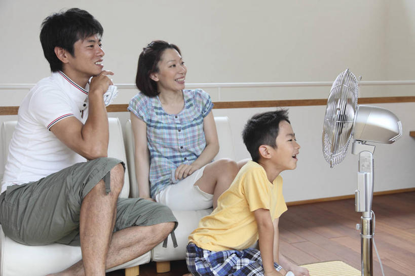 东方人,儿童,中年人,三个人,家庭,夫妻,母亲,父亲,儿子,客厅,坐,笑,微笑,露齿笑,横图,室内,白天,正面,爱情,纯洁,地板,沙发,亚洲,服装,电器,墙,风扇,地面,夏季,浪漫,清凉,扭头,注视,休闲装,黄种人,凉爽,木地板,墙壁,墙面,小孩,衣服,夏天,观察,看,转头,休闲,温暖,温馨,父子,母子,三口之家,一家人,休闲服,恩爱,父爱,可爱,母爱,童年,童趣,恋人,服饰,电风扇,观看,电扇,和睦,察看,起居室,家电,家用电器,关注,布艺沙发,童真,烂漫,无邪,客堂,天真,男孩,男人,男性,女人,女性,中年男性,中年女性,亚洲人,孩子,夫妇,情侣,坐着,半身,彩图,伴侣,融洽,小家电,男生