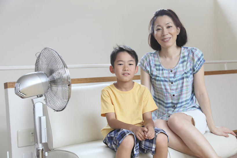 东方人,儿童,中年人,两个人,家庭,母亲,儿子,客厅,坐,笑,微笑,横图,室内,白天,正面,纯洁,沙发,亚洲,服装,电器,墙,风扇,夏季,清凉,注视,休闲装,黄种人,凉爽,墙壁,墙面,小孩,衣服,夏天,观察,看,休闲,温暖,温馨,母子,一家人,休闲服,可爱,母爱,童年,童趣,服饰,电风扇,观看,电扇,和睦,察看,起居室,家电,家用电器,关注,布艺沙发,童真,烂漫,无邪,客堂,天真,男孩,女人,女性,中年女性,亚洲人,孩子,坐着,半身,彩图,融洽,小家电,男生