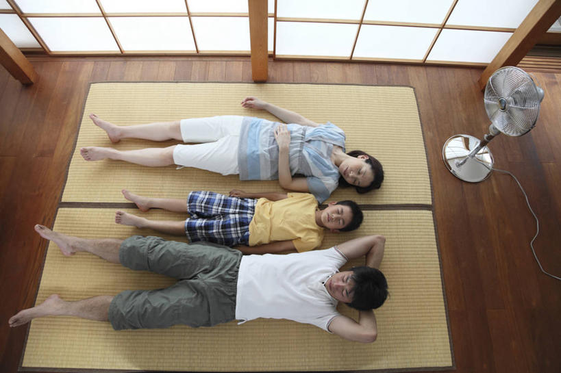 东方人,儿童,中年人,三个人,家庭,夫妻,母亲,父亲,儿子,躺,闭眼,睡,横图,俯视,室内,白天,爱情,纯洁,地板,门,亚洲,一排,抱头,拉门,阴影,服装,整齐,反射,电器,影子,风扇,地面,夏季,塌塌米,榻榻米,浪漫,清凉,休闲装,黄种人,光脚,凉爽,移门,木地板,排列,小孩,衣服,夏天,休闲,温暖,温馨,父子,母子,三口之家,一家人,赤脚,休闲服,恩爱,父爱,可爱,母爱,童年,童趣,恋人,服饰,电风扇,电扇,和睦,双手抱头,家电,家用电器,队列,童真,烂漫,无邪,障子,纸门,捧首,捧头,叠席,卧着,天真,男孩,男人,男性,女人,女性,中年男性,中年女性,亚洲人,孩子,夫妇,情侣,闭眼睛,闭着眼,闭着眼睛,困,困觉,寝息,睡觉,躺着,卧,彩图,高角度拍摄,全身,伴侣,融洽,小家电,男生