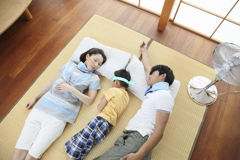 东方人,儿童,中年人,三个人,家庭,夫妻,母亲,父亲,儿子,躺,闭眼,睡,横图,俯视,室内,白天,爱情,纯洁,地板,靠垫,门,亚洲,一排,拉门,服装,整齐,电器,风扇,靠枕,地面,夏季,塌塌米,榻榻米,浪漫,清凉,休闲装,黄种人,凉爽,移门,木地板,排列,小孩,衣服,垫子,枕头,夏天,休闲,温暖,温馨,父子,母子,三口之家,一家人,休闲服,恩爱,父爱,可爱,母爱,童年,童趣,恋人,服饰,电风扇,电扇,和睦,家电,家用电器,队列,童真,烂漫,无邪,障子,纸门,叠席,卧着,天真,男孩,男人,男性,女人,女性,中年男性,中年女性,亚洲人,孩子,夫妇,情侣,闭眼睛,闭着眼,闭着眼睛,困,困觉,寝息,睡觉,躺着,卧,半身,彩图,高角度拍摄,伴侣,融洽,小家电,男生