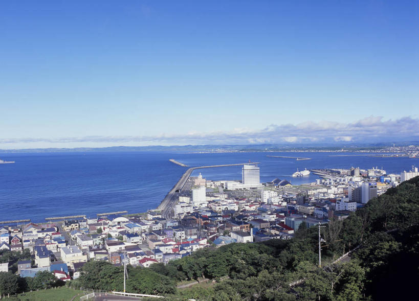 无人,家,高楼大厦,横图,俯视,航拍,室外,白天,度假,海浪,海洋,美景,森林,山,山脉,树林,植物,城市风光,标志建筑,城市,大厦,地标,建筑,摩天大楼,北海道,日本,亚洲,阴影,光线,影子,房屋,屋子,景观,浪花,山峰,水平线,公寓,辽阔,海平线,山峦,娱乐,建设,洋房,楼房,住宅,树,树木,蓝色,绿色,蓝天,天空,阳光,自然,海水,群山,天,享受,休闲,广阔,景色,放松,生长,晴朗,成长,一望无际,鸟瞰,海景,东亚,万里无云,日本国,北海道地方,北海道岛,稚内,稚内市,宗谷支厅,无边无际,一马平川,大海,风浪,海,海水的波动,近岸浪,涌浪,晴空,晴空万里,彩图,高角度拍摄,房子,大楼,高层建筑,高楼,摩天楼,水天相接,水天一线