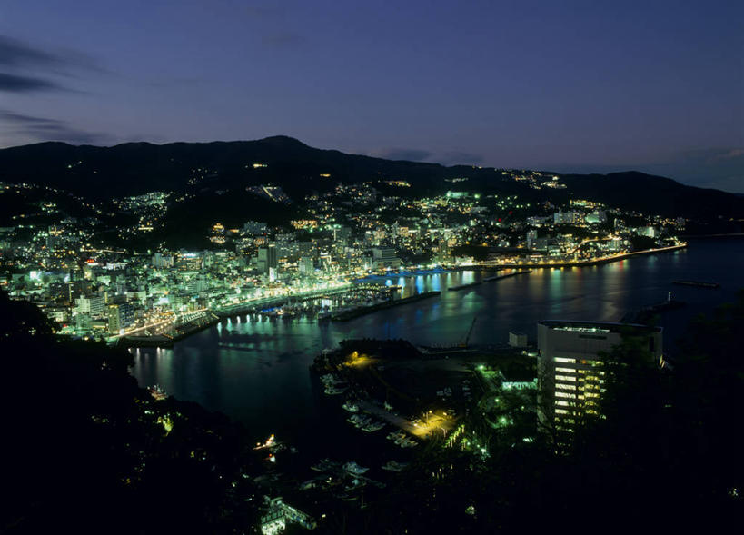 无人,家,高楼大厦,横图,室外,夜晚,正面,旅游,度假,海浪,海洋,美景,山,山脉,城市风光,城市,大厦,建筑,轮船,摩天大楼,夜景,船,静冈县,日本,亚洲,阴影,光线,影子,房屋,屋子,景观,浪花,山峰,公寓,建筑群,灯光,山峦,娱乐,建设,洋房,楼房,住宅,天空,海水,交通工具,群山,天,享受,休闲,景色,放松,载具,海景,东亚,本州,本州岛,日本国,中部地方,静冈,大海,风浪,海,海水的波动,近岸浪,涌浪,彩图,房子,大楼,高层建筑,高楼,摩天楼,热海市