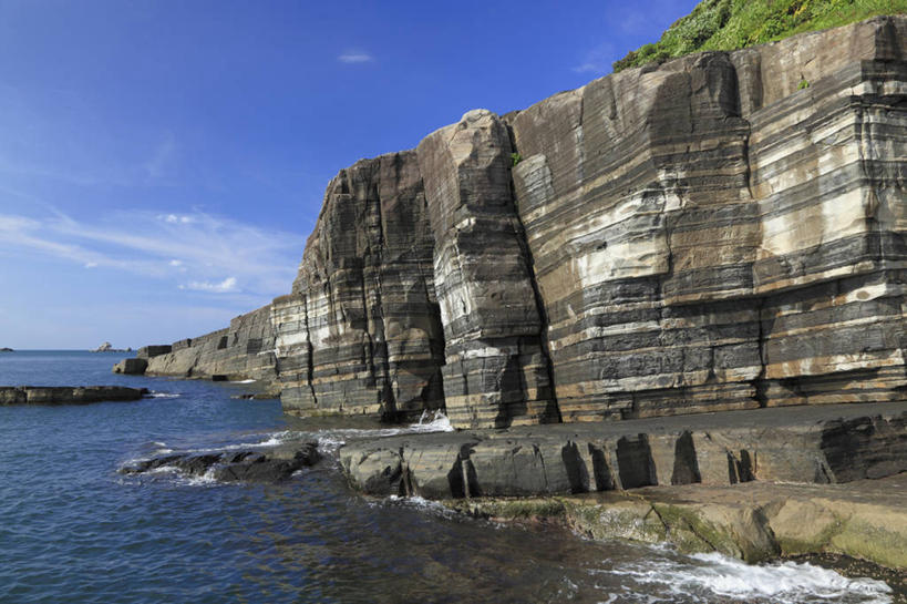 无人,横图,室外,白天,正面,旅游,度假,海浪,海洋,石头,美景,山,山脉,日本,亚洲,阴影,光线,石子,影子,景观,浪花,山峰,云,云朵,山峦,云彩,娱乐,蓝色,白云,蓝天,天空,阳光,自然,海水,群山,天,享受,休闲,景色,放松,晴朗,自然风光,海景,东亚,本州,本州岛,日本国,中国地方,山口,山口县,大海,风浪,海,海水的波动,近岸浪,石块,岩石,涌浪,晴空,彩图,萩市