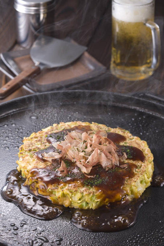 煎饼,啤酒,无人,竖图,俯视,室内,特写,白天,烹饪,雾,餐桌,桌子,杯子,厨具,金属制品,阴影,沸腾,反射,金属,蒸汽,锅子,影子,调料,酱料,酱汁,肉,佐料,日本料理,料理,食品,水蒸气,酒类,调味品,调味料,锅铲,锅,酱,饼,菜肴,美食,肉类,玻璃制品,酒,食物,饮料,酒杯,啤酒杯,日式料理,日式,佳肴,煎锅,餐台,锅具,肉食,烹饪用具,蒸发,玻璃杯,烹调用具,烹调,彩图,高角度拍摄,杂样煎饼,杂样煎菜饼