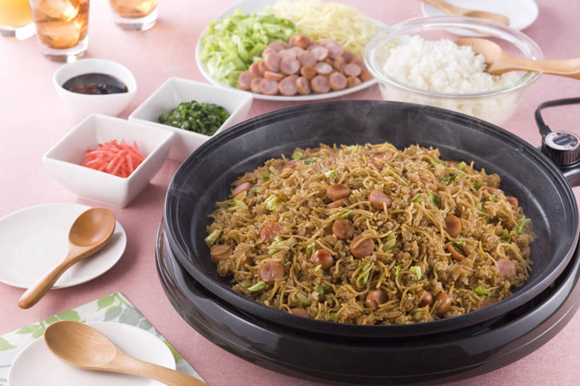 面食,面条,米饭,果汁,无人,横图,俯视,室内,特写,白天,烹饪,雾,餐桌,桌子,蔬菜,杯子,餐具,厨具,一堆,许多,阴影,堆叠,堆积,沸腾,新鲜,反射,蒸汽,碟子,盘,影子,勺子,陶瓷,冰,炒饭,面,肉,香肠,日本料理,冰块,料理,食品,陶瓷制品,腊肠,水蒸气,饮品,饭,冷冻,菜肴,美食,肉类,玻璃制品,食物,饮料,盘子,容器,水杯,调羹,碟,汤匙,碗,日式料理,日式,寒冷,佳肴,有机食品,绿色食品,冷藏,餐台,储藏,堆,五谷,冰冷,电磁炉,储存,可口,肉食,烹饪用具,蒸发,保鲜,适口,炒面饭,玻璃杯,烹调用具,烹调,彩图,高角度拍摄,电磁灶,火锅炉,贮存